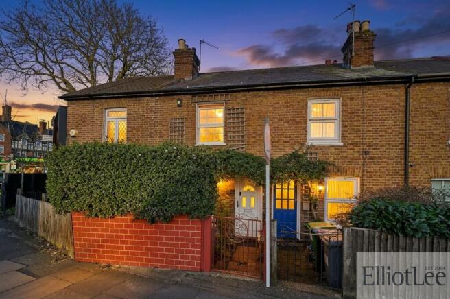 2 bed property, in Watford Road, £425,000