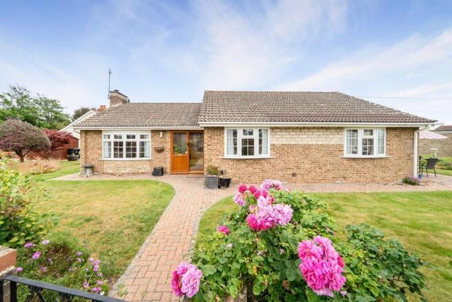 3 bed property, in Astrid Close, £500,000