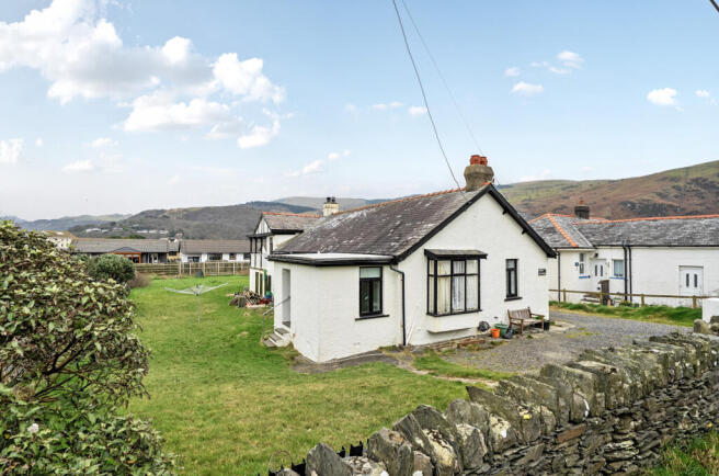 3 bed property, in Penrhyn Drive South, £215,000