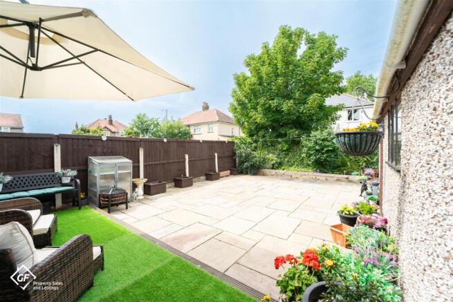 3 bed property, in Buckingham Road, £230,000