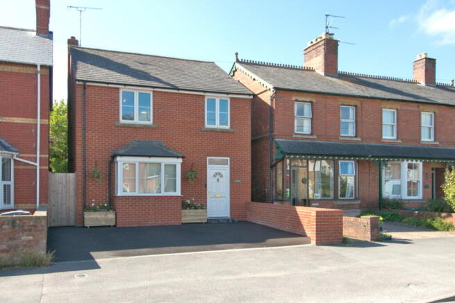 4 bed property, in Bath Road, £395,000