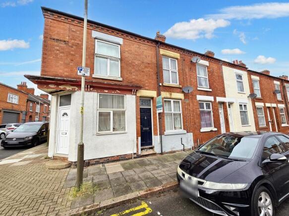 2 bed property, in Western Road, £160,000