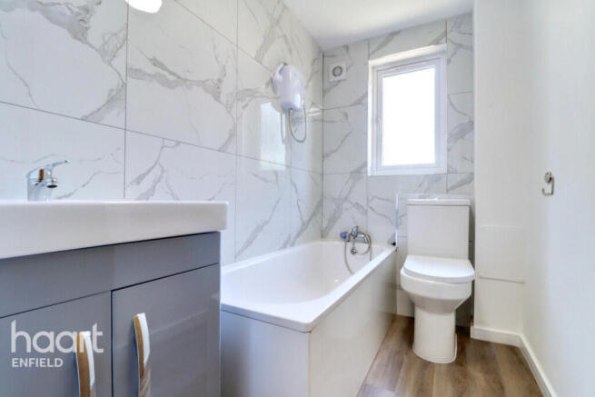 1 bed property, in Woodfield Close, £235,000