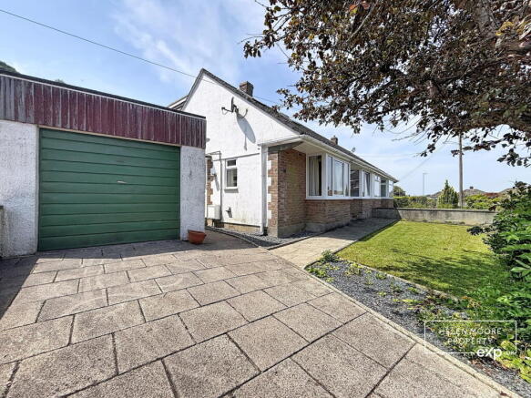2 bed property, in Amados Close, £240,000