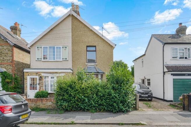 2 bed property, in Walton-On-Thames, £450,000