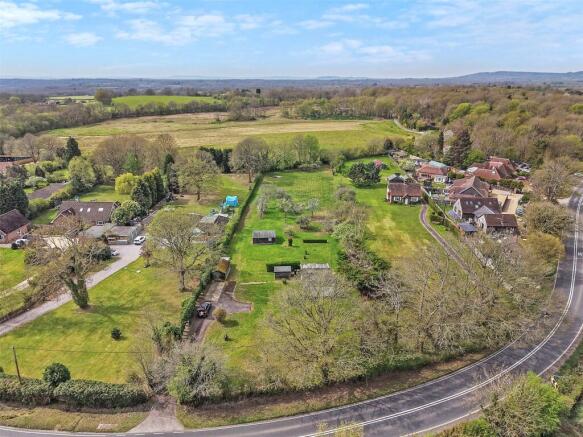 2 bed property, in Horsham Road, £485,000