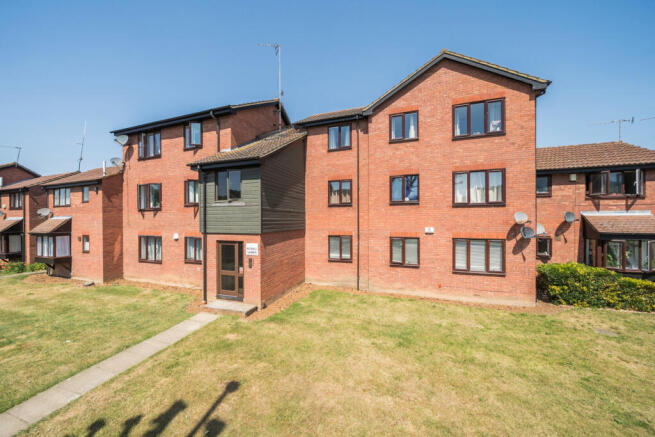 1 bed property, in Halifield Drive, £190,000