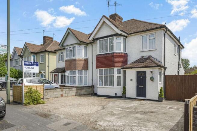 3 bed property, in Squires Bridge Road, £575,000