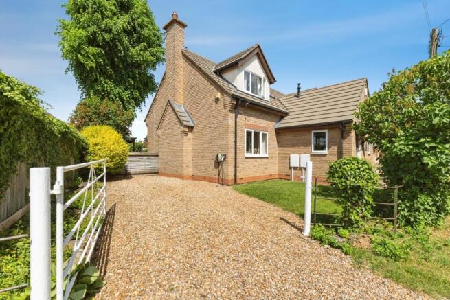 4 bed property, in Moorend Road, £680,000