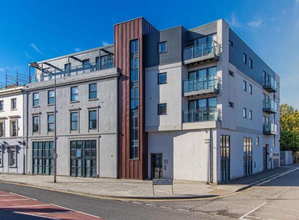 9 bed property, in Bute Street, £800,000