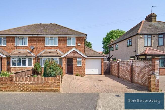 4 bed property, in Dale Avenue, £725,000