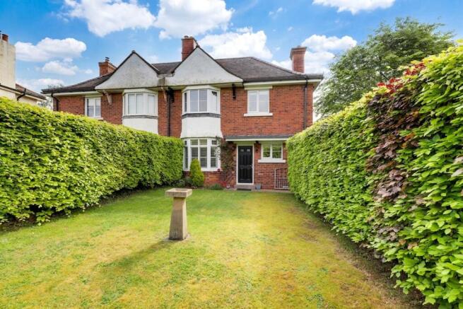 3 bed property, in The Green, £300,000