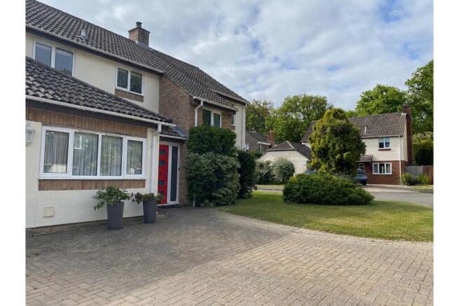 4 bed property, in Badgers Copse, £685,000
