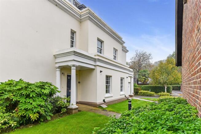 3 bed property, in Tortington Manor, £300,000