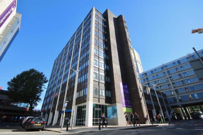 1 bed property, in Isambard Brunel Road, £75,000