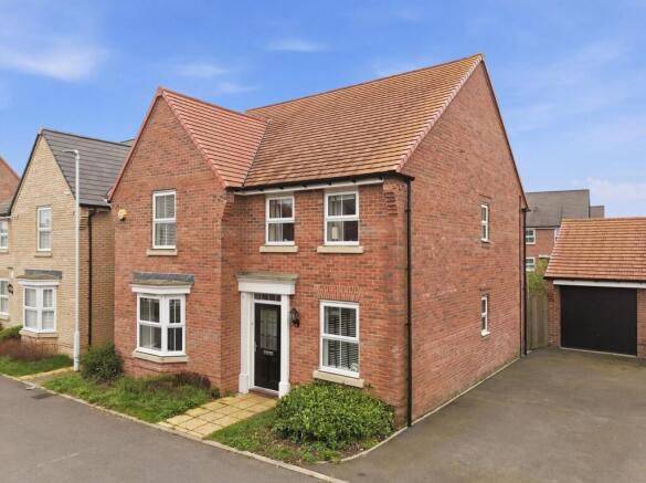 4 bed property, in Osborne Close, £495,000
