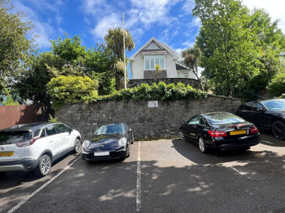 2 bed property, in Higher Lane, £220,000