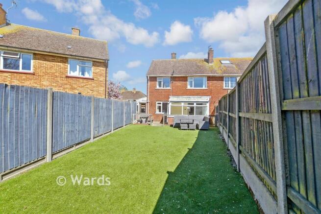 3 bed property, in Grantham Avenue, £300,000
