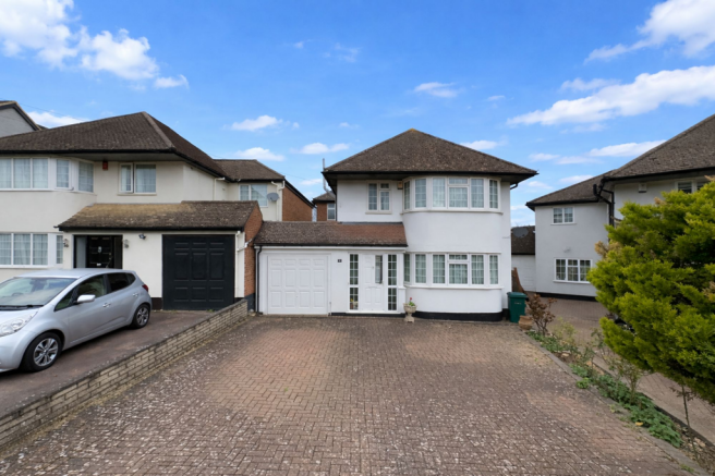 3 bed property, in Mill Ridge, £850,000
