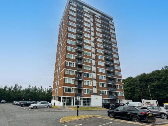 2 bed property, in Conway Street, £105,000