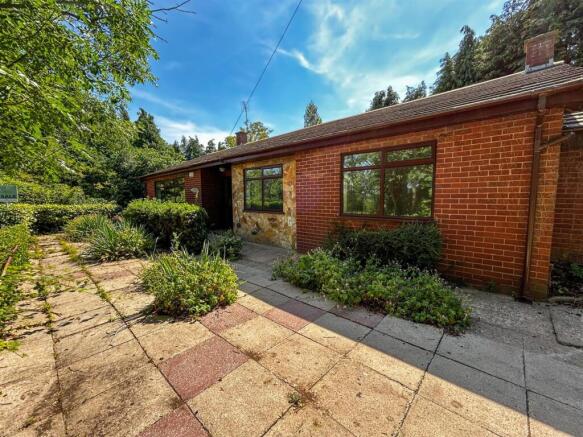 3 bed property, in Old Mold Road, £280,000