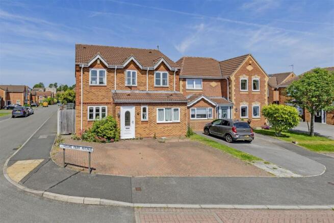 5 bed property, in Holme Park Avenue, £325,000