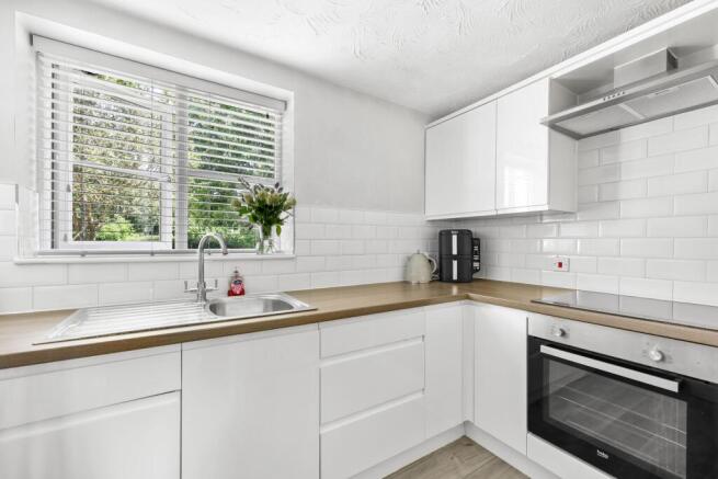 2 bed property, in Grifon Road, £250,000