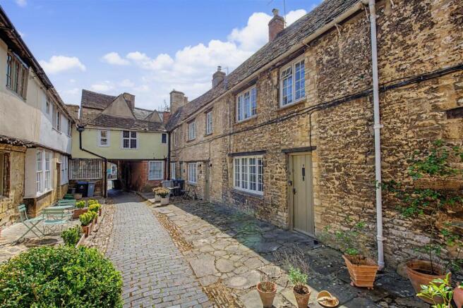 1 bed property, in George Yard, £380,000