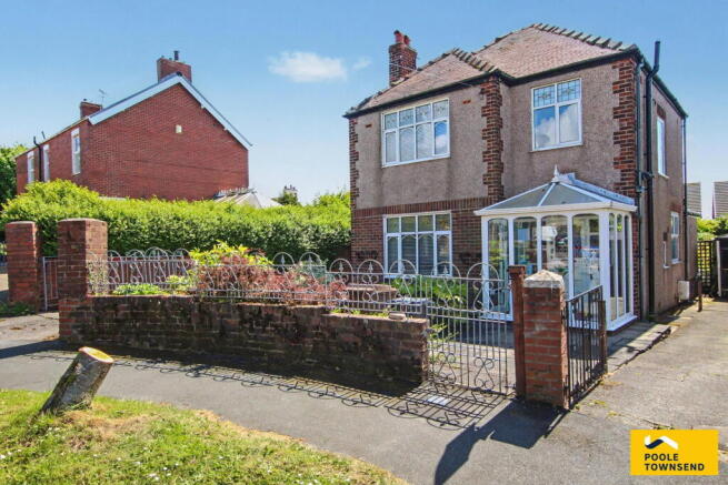 3 bed property, in Cloisters Avenue, £245,000