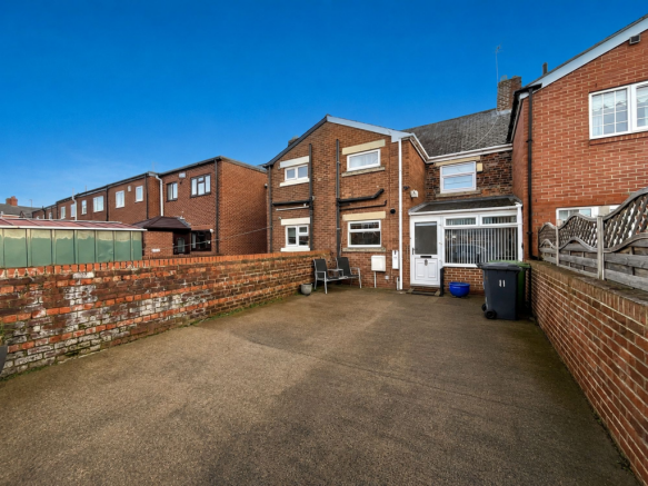 2 bed property, in Donkins Street, £85,000