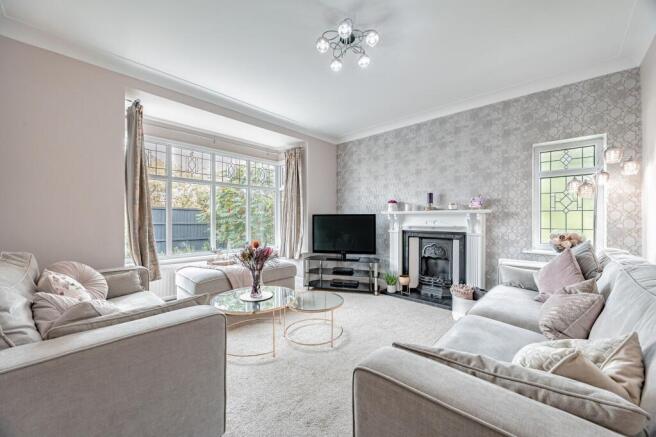 4 bed property, in Queens Road, £750,000