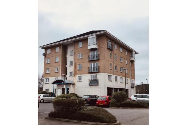 2 bed property, in Macarthur Close, £284,000