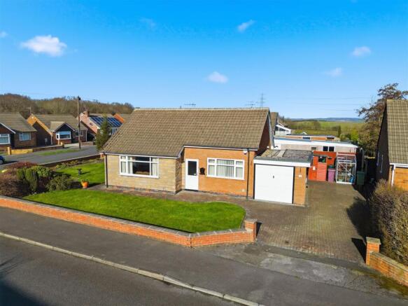 2 bed property, in Brandene Close, £290,000