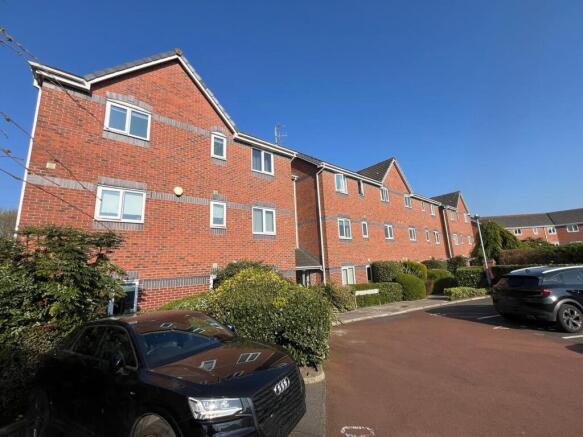 2 bed property, in Field Lane, £130,000