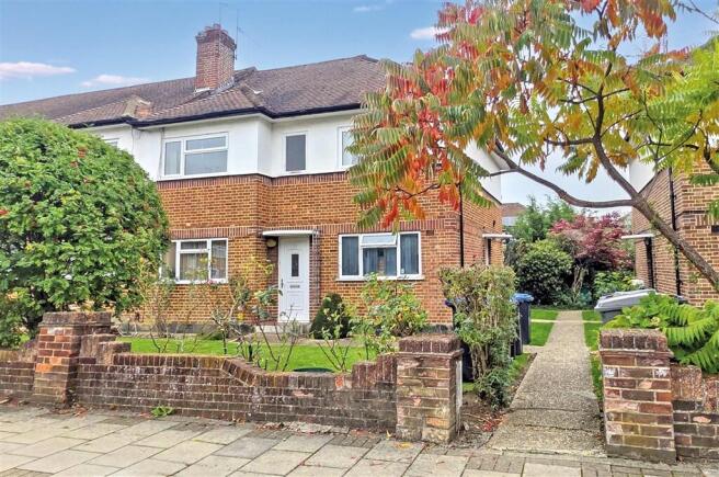 2 bed property, in Third Avenue, £125,000