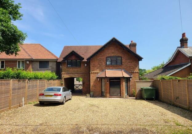 4 bed property, in Calmore Road SO40, £720,000