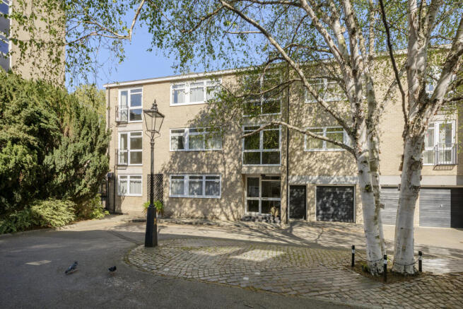2 bed property, in Chester Close South NW1, £750,000