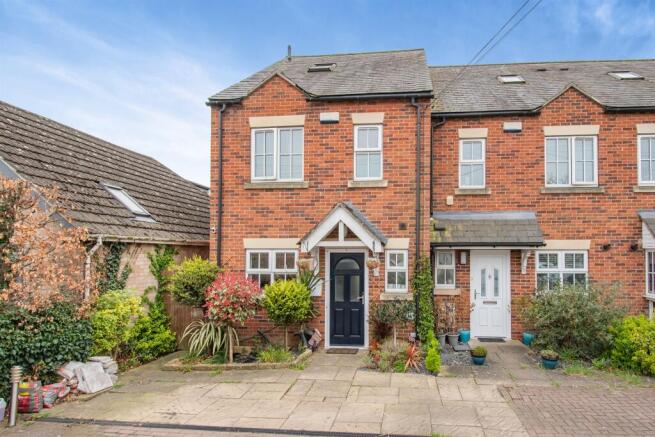 3 bed property, in Radcliffe Road, £375,000