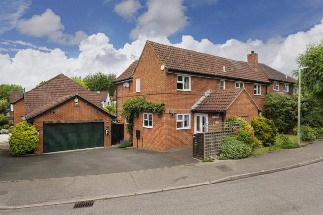 4 bed property, in Harvesters Way, £650,000