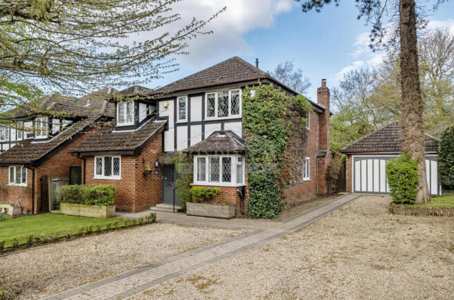 4 bed property, in Woburn Close, £1,195,000