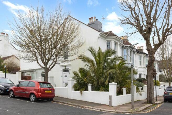 2 bed property, in Lucerne Road, £350,000