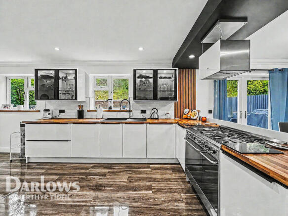 4 bed property, in Manor Court, £450,000