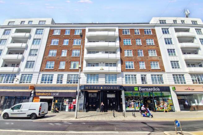 2 bed property, in Western Road, £350,000