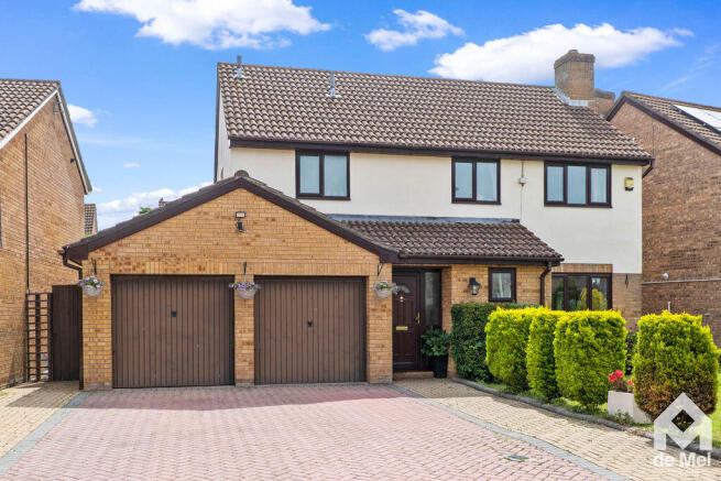 4 bed property, in Chasely Crescent, £650,000