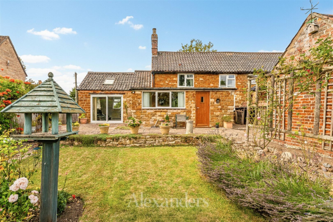 2 bed property, in School Hill, £270,000