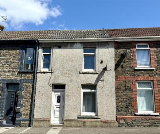 3 bed property, in Cross Street, £80,000