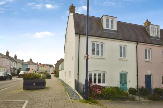 4 bed property, in Stret Kosti Veur Woles, £415,000