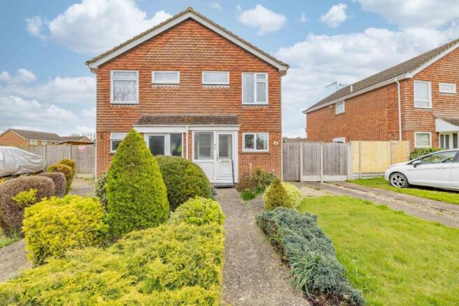 2 bed property, in Field Avenue, £240,000