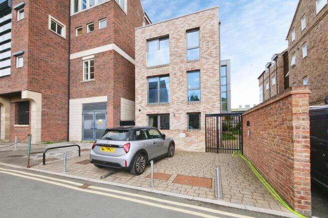 1 bed property, in Bootham Row, £295,000