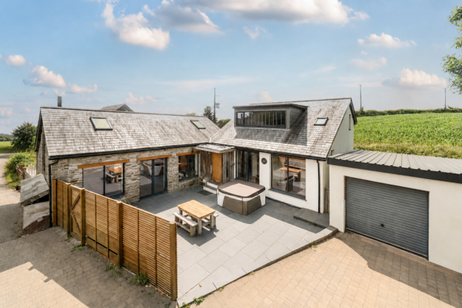 4 bed property, in Blunts, £600,000